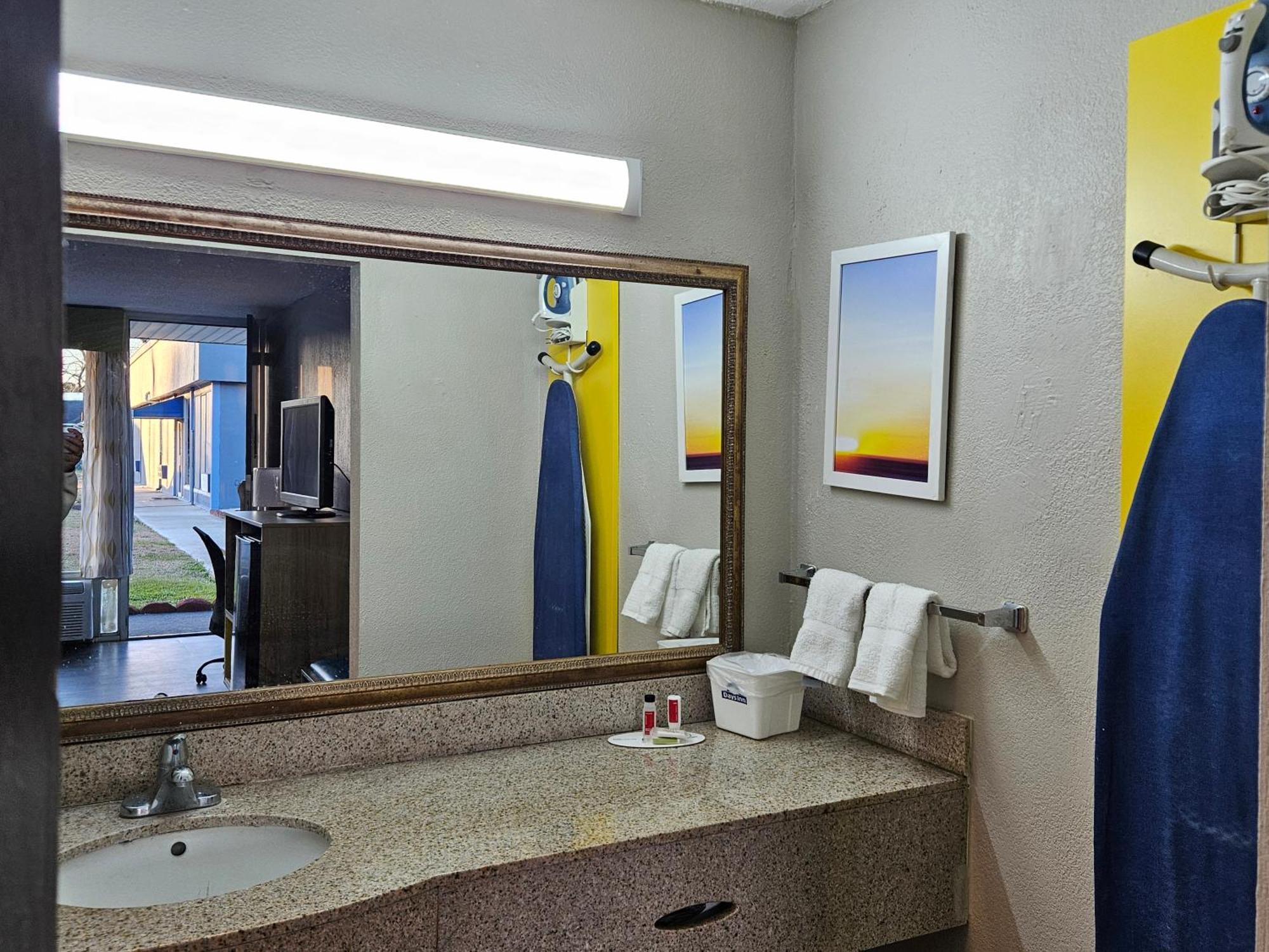Days Inn By Wyndham Washington Exterior photo